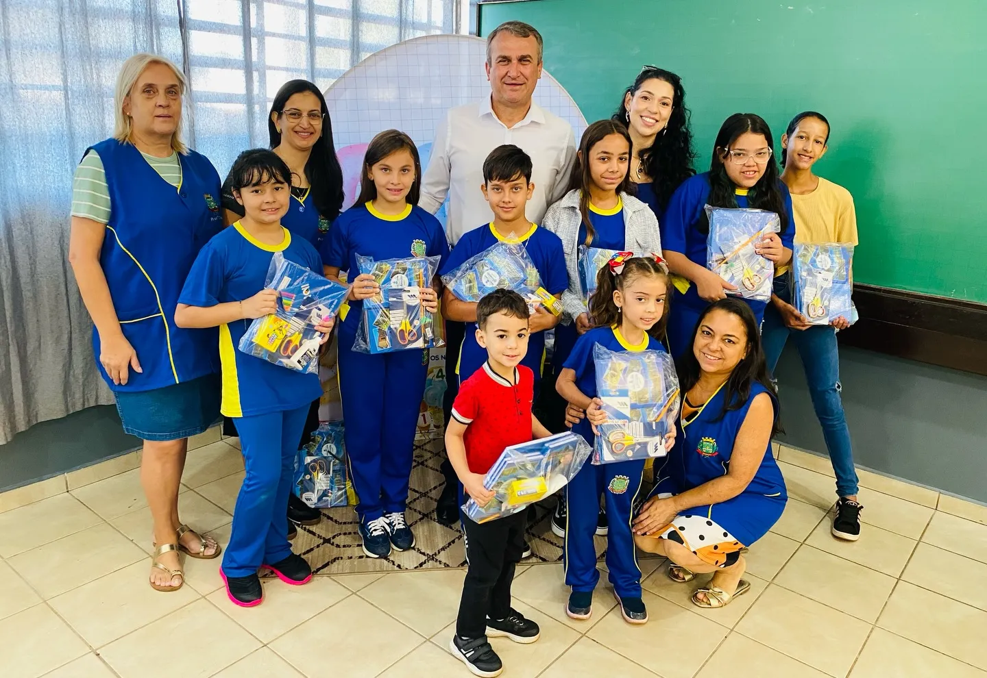 PREFEITURA ENTREGA KITS ESCOLARES A QUASE 3 MIL ALUNOS