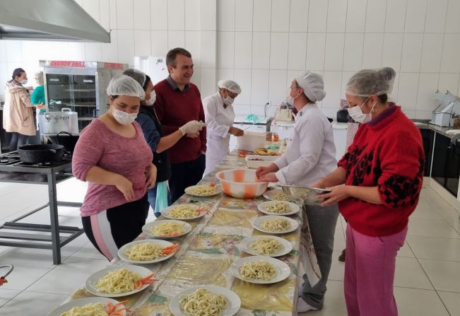 16 alunas concluem o curso Técnicas de Preparo de Massas, Pizzas e Lanches